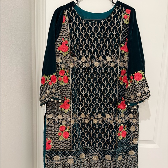 Other - Velvet kruti.Brand new
Size 46 have space to open
Wear it with golden pants